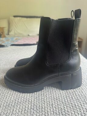 American Eagle Outfitters Black Chunky Chelsea Platform Boots
